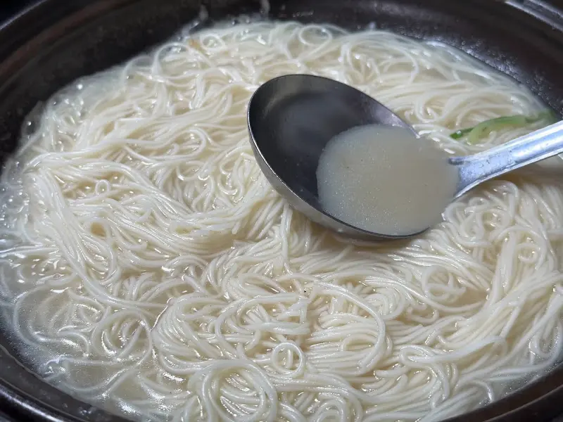 수육 국물에 면사리 투하