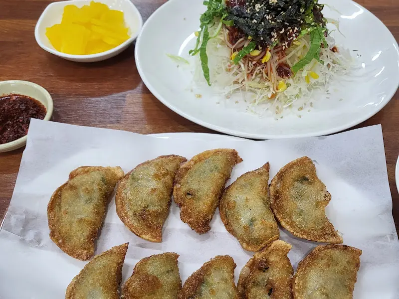 비빔만두와 단무지