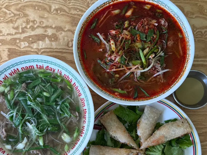 강렬한 붉은 빛깔의 얼큰 쌀국수