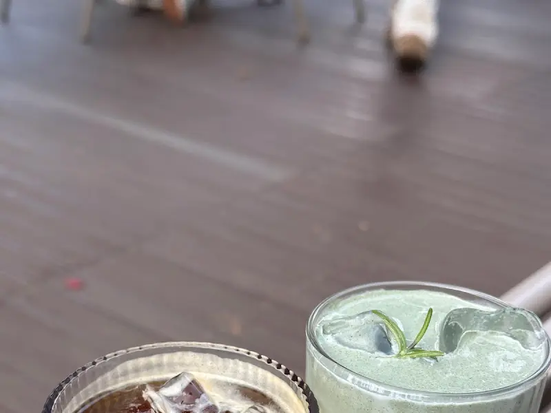 아이스 아메리카노와 녹차 음료