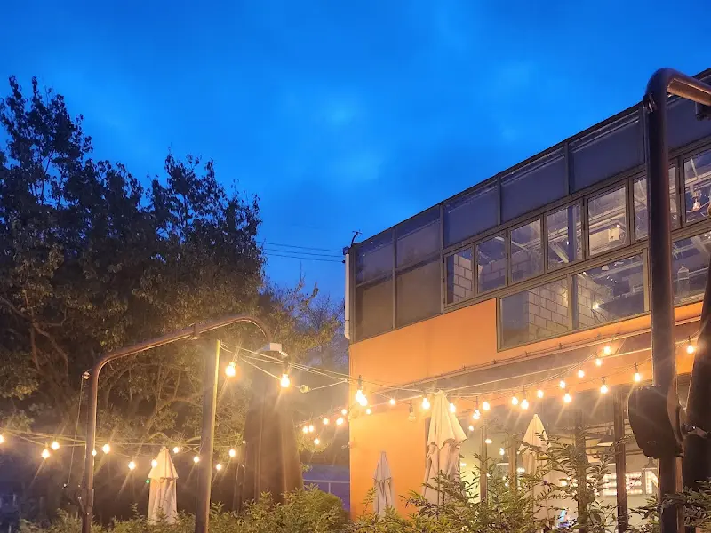 밤의 유니스의 정원 외관