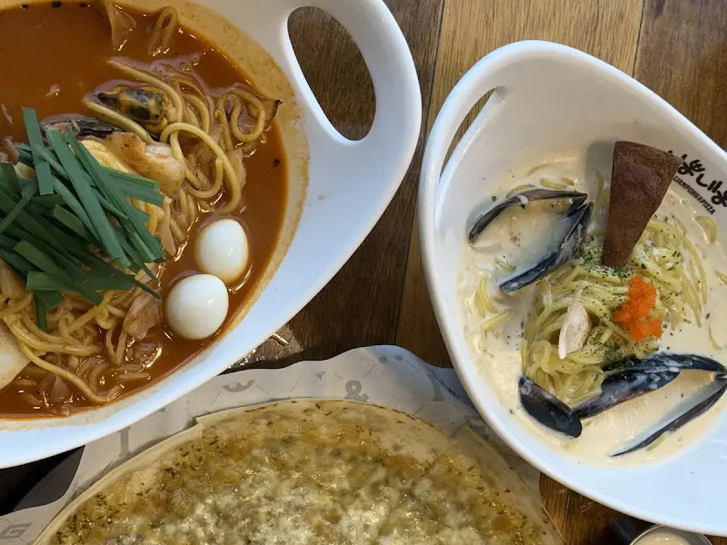 테이블 위에 놓인 차뽕, 크뽕, 마늘피자