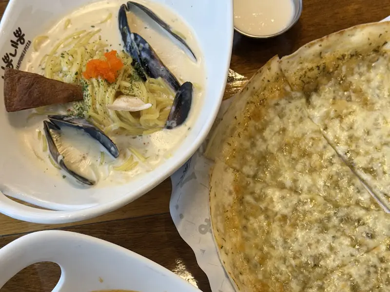 크뽕과 마늘피자의 근접 사진