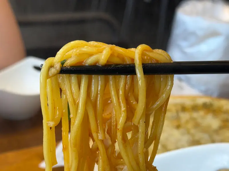 젓가락으로 집어 올린 차뽕 면발