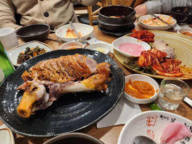 족발과 다양한 반찬들