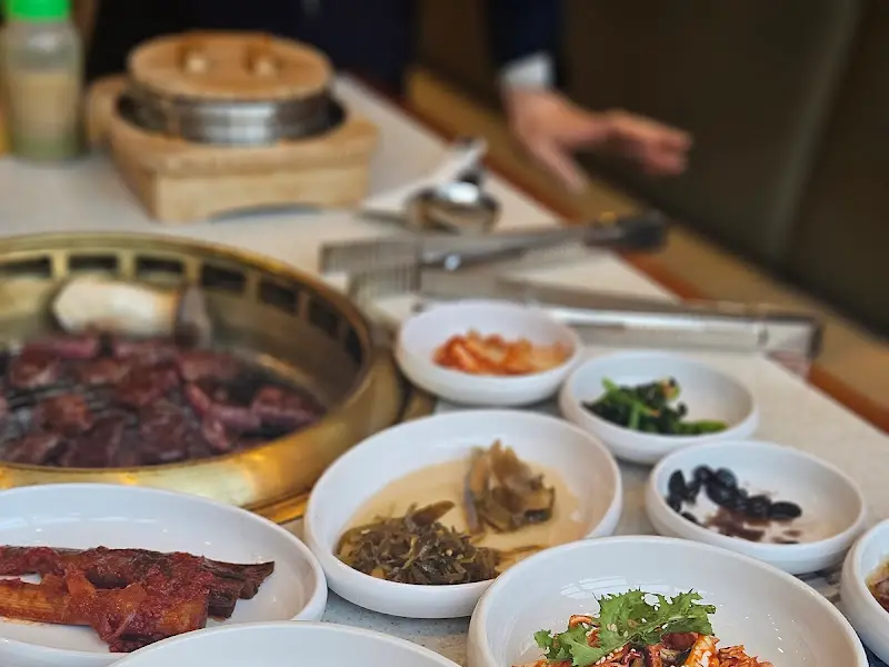 숯불 위에서 익어가는 고기