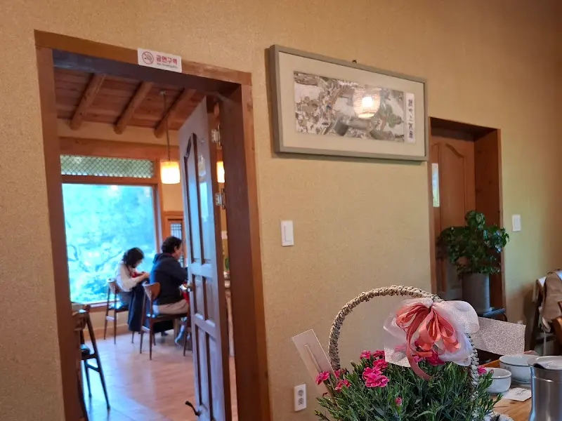 식당 내부에서 바라본 풍경