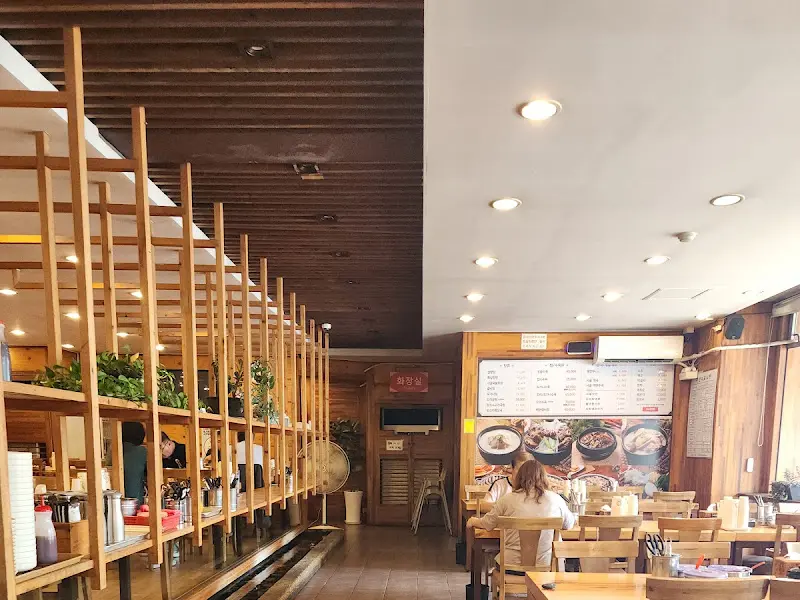 넓고 깔끔한 식당 내부