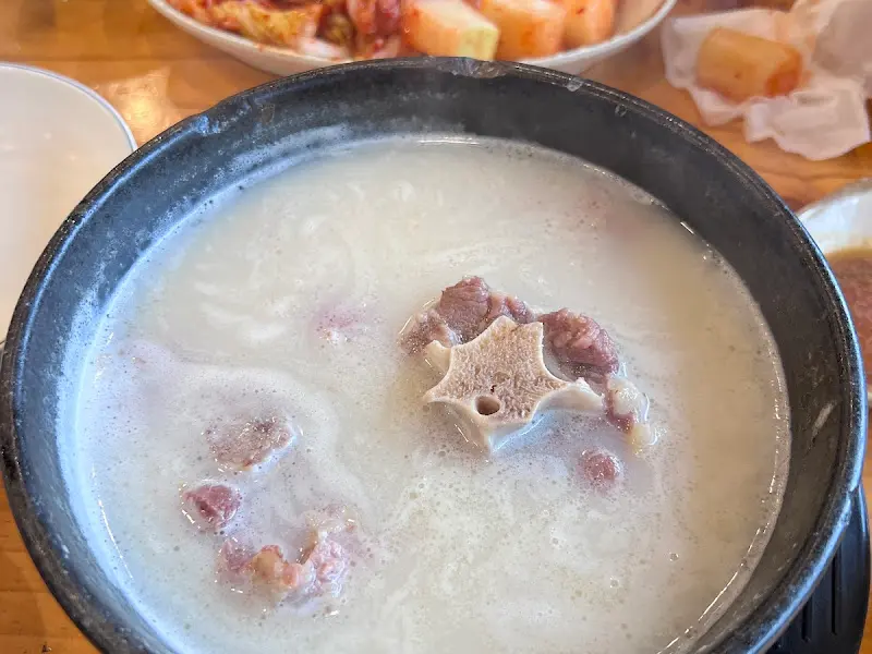뽀얀 국물의 설렁탕