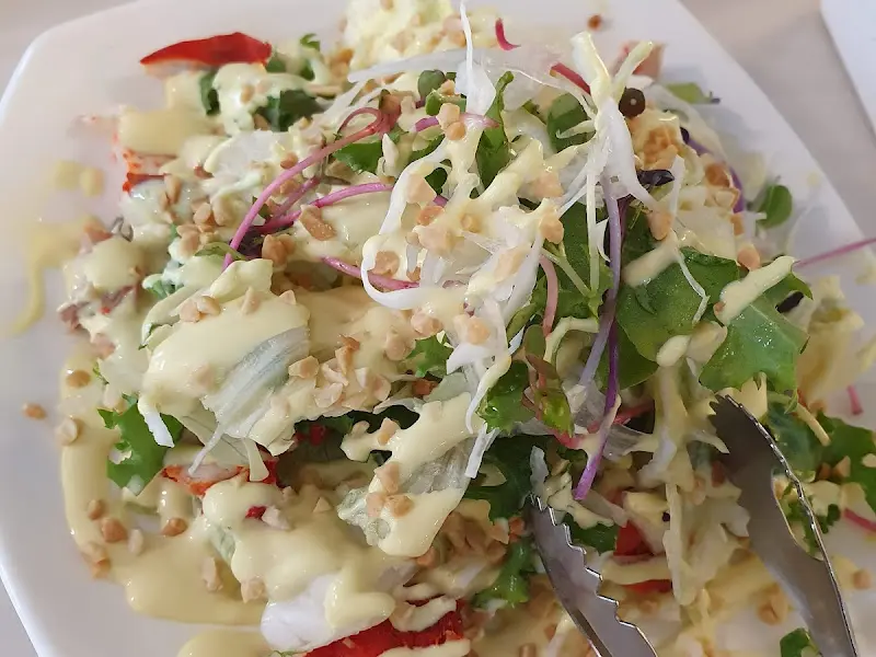 상큼한 드레싱이 곁들여진 샐러드