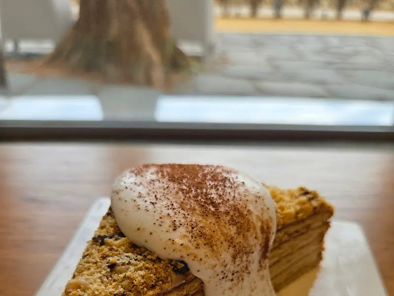 창밖 풍경과 꿀 케이크