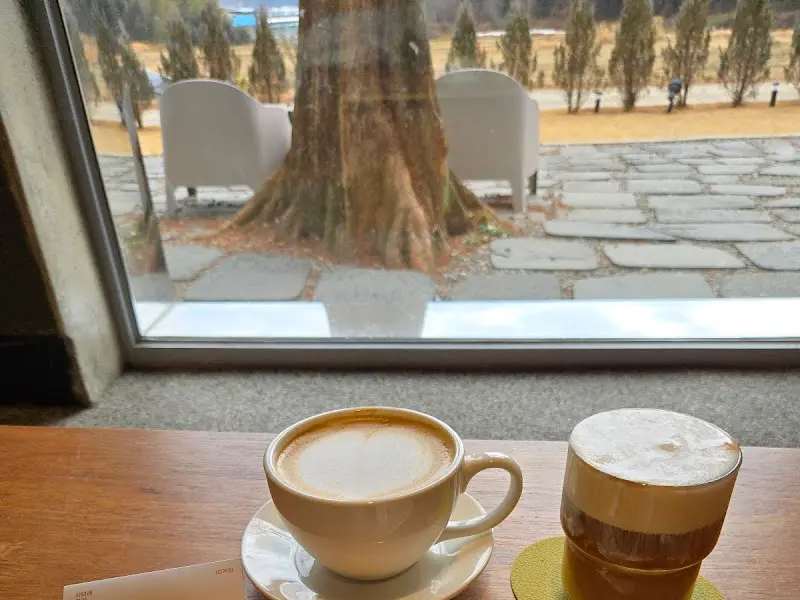 커피와 창밖 풍경