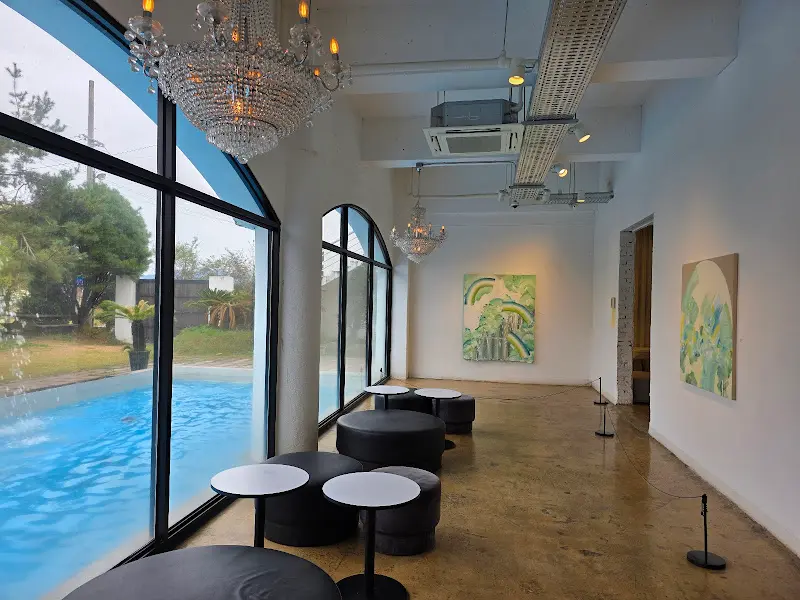 갤러리 내부, 작품과 테이블이 조화롭게 배치되어 있다.