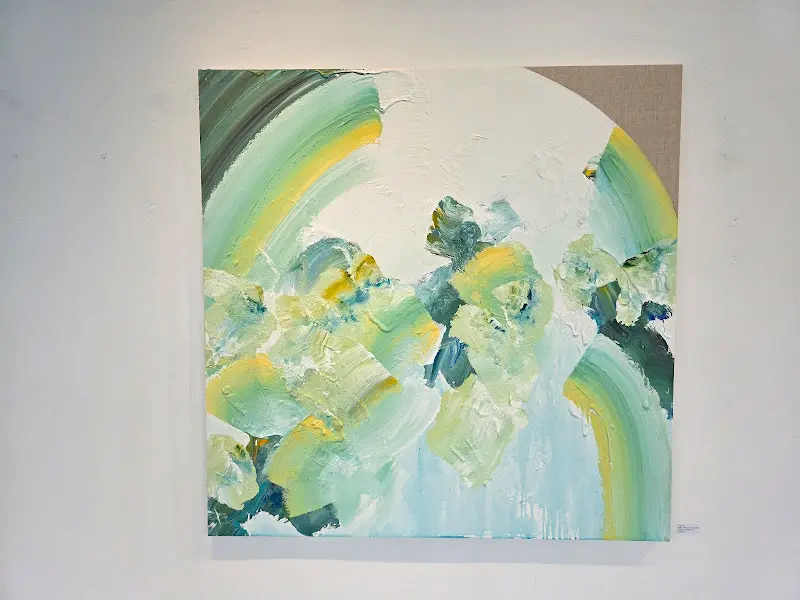 갤러리에 전시된 추상화 작품