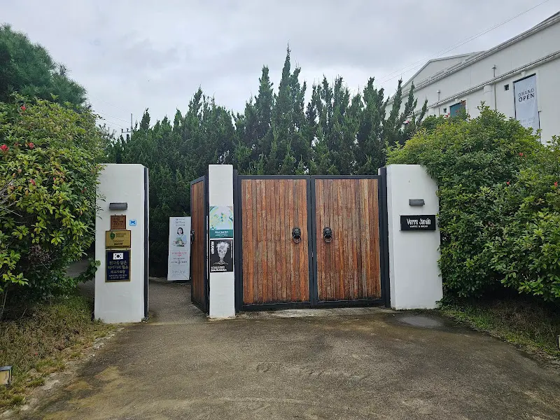 베르디 jardin의 입구, 굳게 닫힌 나무 문이 인상적이다.