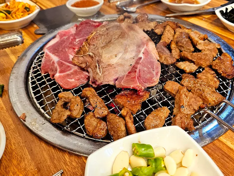 숯불 위에서 익어가는 다양한 부위의 고기