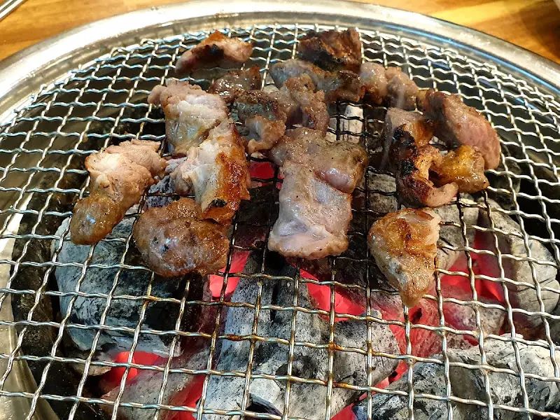 숯불 위에서 맛있게 구워진 고기 조각들