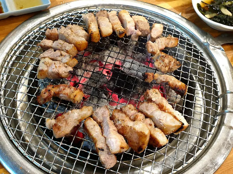 숯불 위에서 익어가는 삼겹살