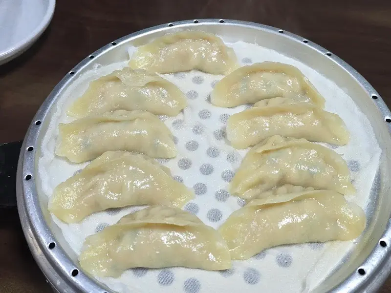 윤기가 자르르 흐르는 찐만두