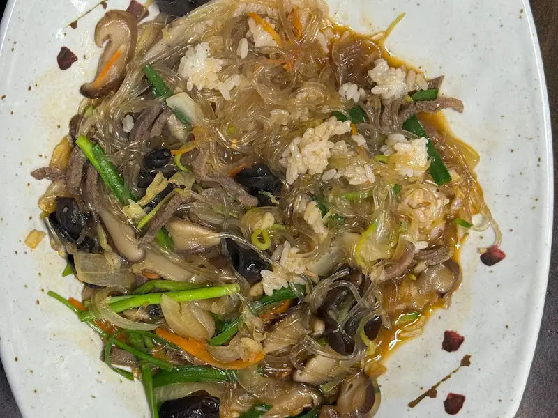 푸짐한 잡채밥 한 상