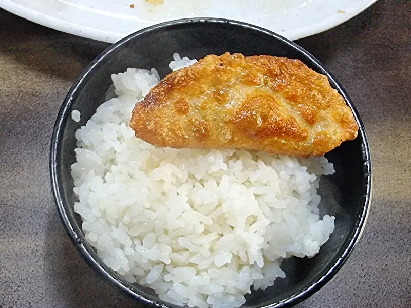 밥 위에 올려진 군만두