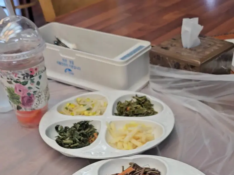 정갈하게 담긴 반찬들