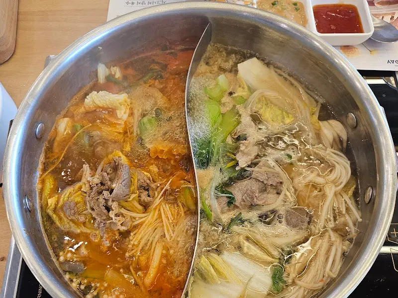 마라 육수와 맑은 육수