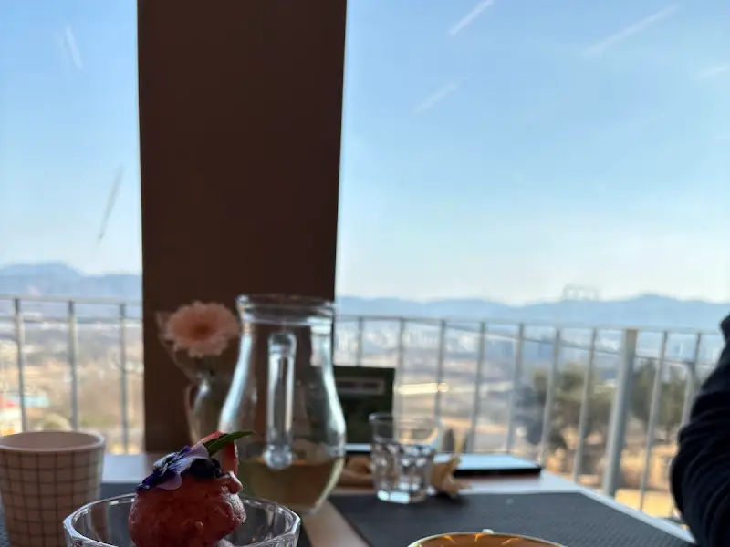 창밖 풍경을 바라보며 즐기는 디저트