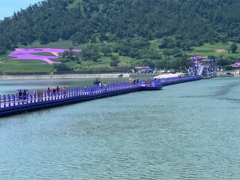 보라색 다리가 인상적인 퍼플섬 전경