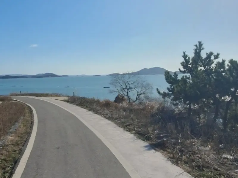 섬을 따라 이어진 아름다운 길