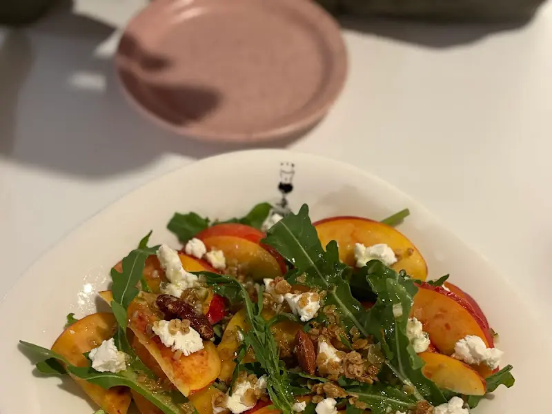 천도복숭아와 고트 치즈의 조화가 돋보이는 샐러드