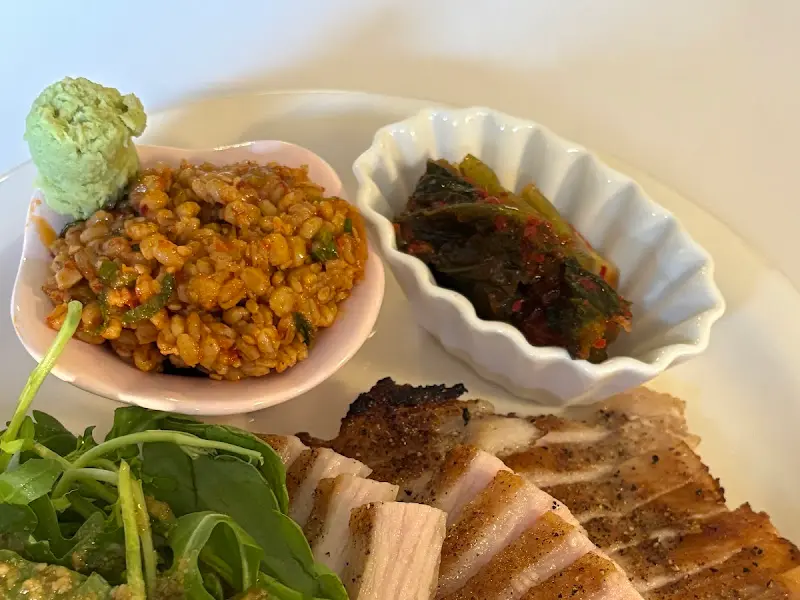 항정살 스테이크와 보리된장밥, 갓김치의 환상적인 조합