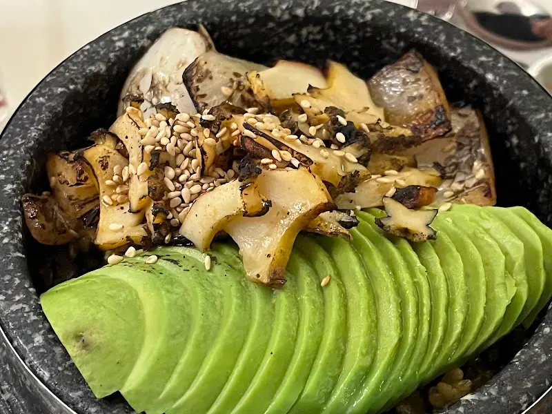 돌솥에 담겨 따뜻함을 유지한 채 제공되는 아보카도 덮밥