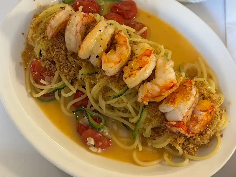 파스타 위에 듬뿍 올려진 홍새우