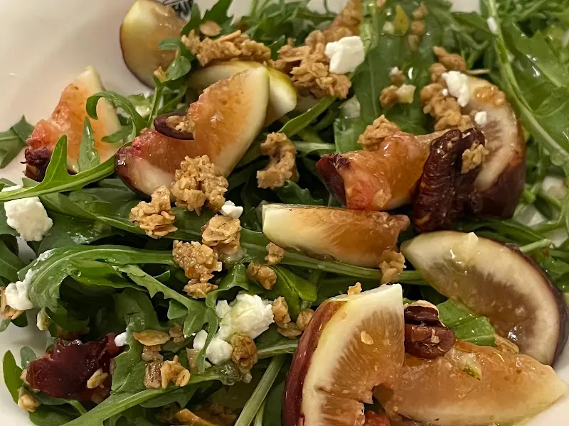 신선한 루꼴라와 견과류가 듬뿍 들어간 샐러드