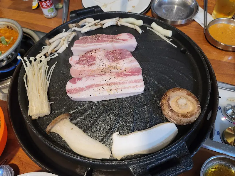 불판 위의 삼겹살과 버섯