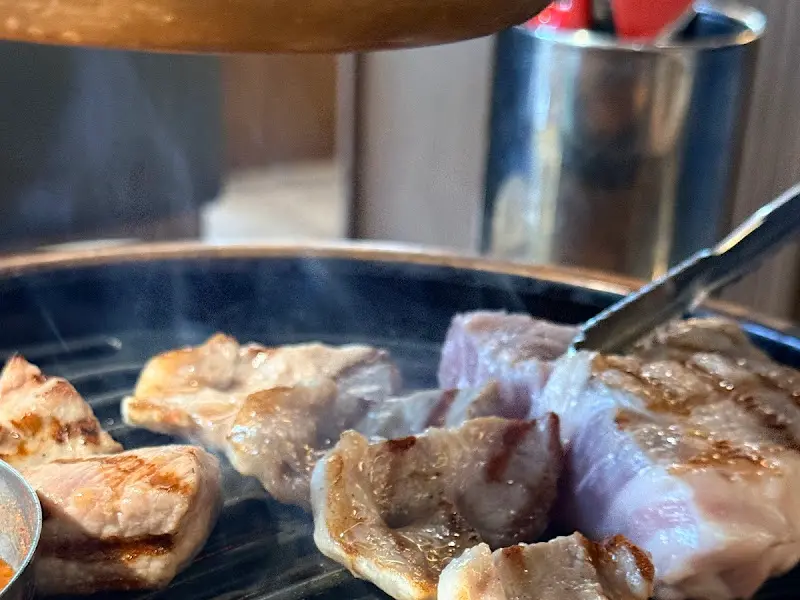 전문가의 손길로 구워지는 숙성 목살