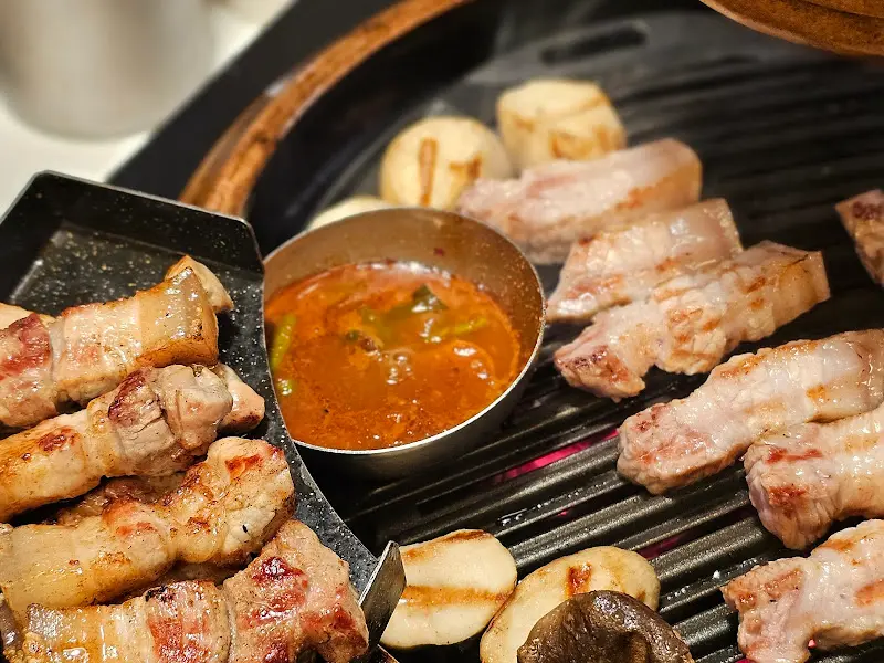 잘 구워진 숙성 오겹살