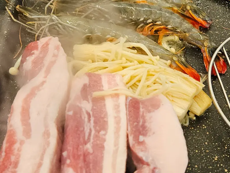 삼겹살과 함께 구워 먹는 새우와 버섯