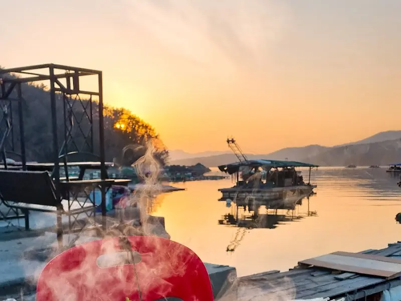 강가를 바라보며 즐기는 식사