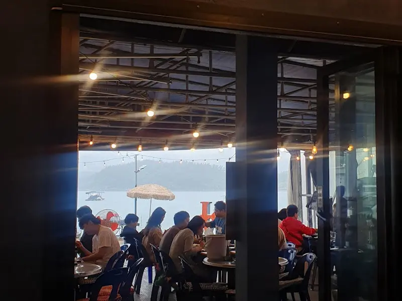 실내에서 바라본 야외 테이블 풍경