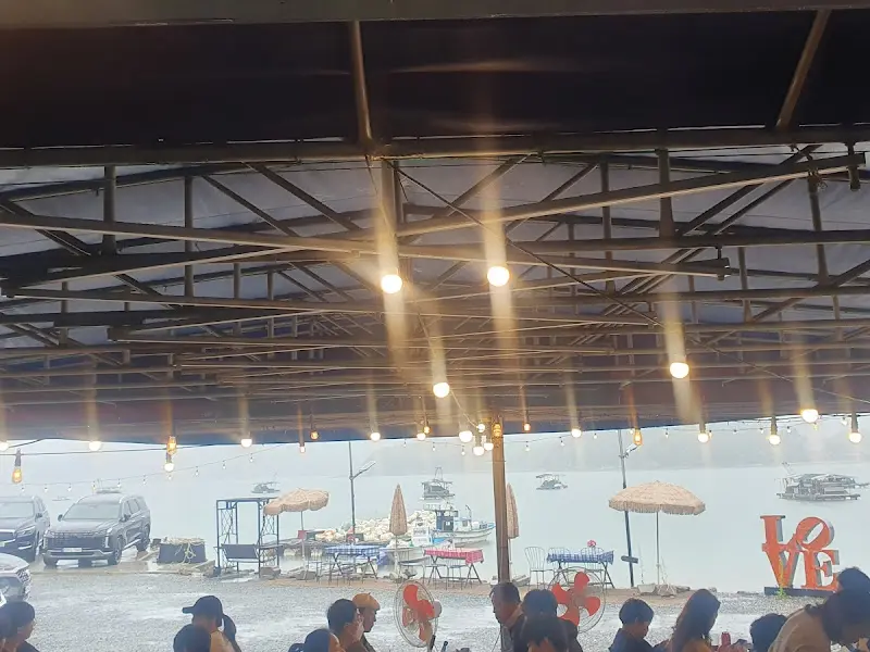 강가 바로 앞에 위치한 야외 테이블