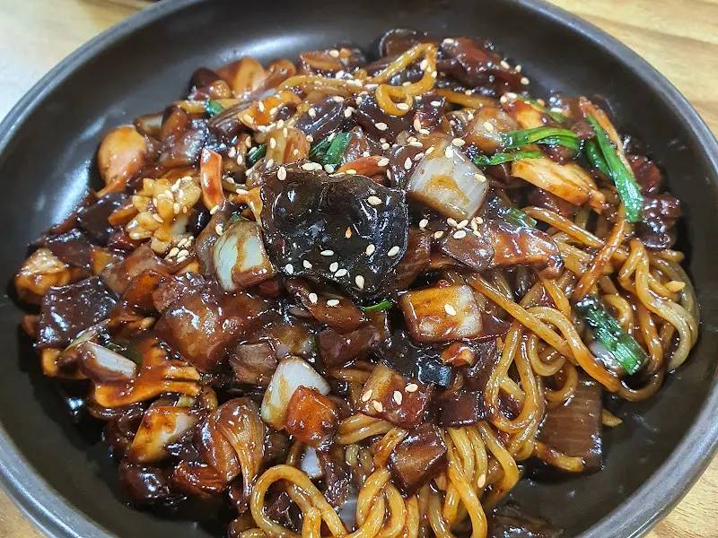 윤기가 흐르는 쟁반짜장