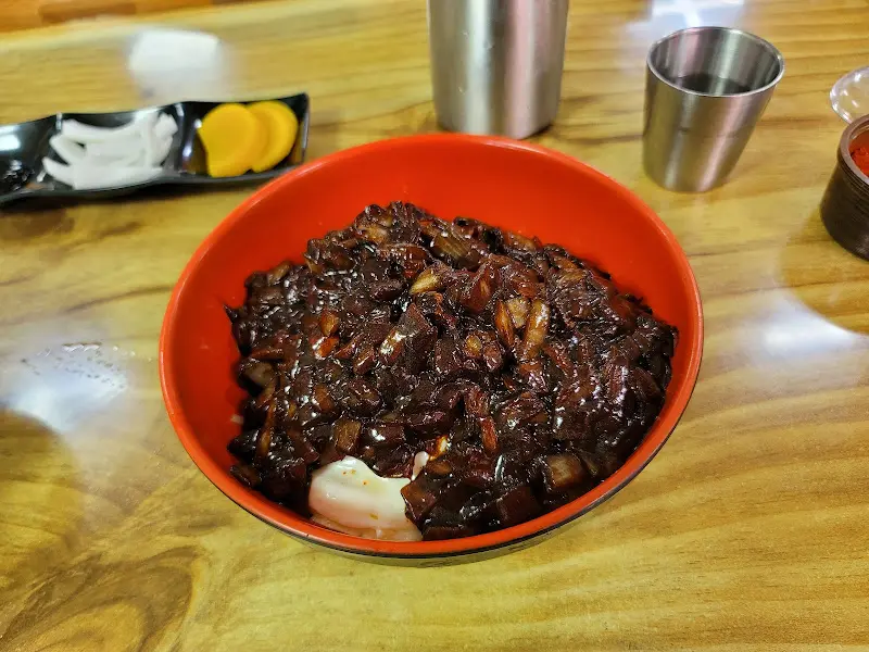 짜장 소스가 담긴 그릇