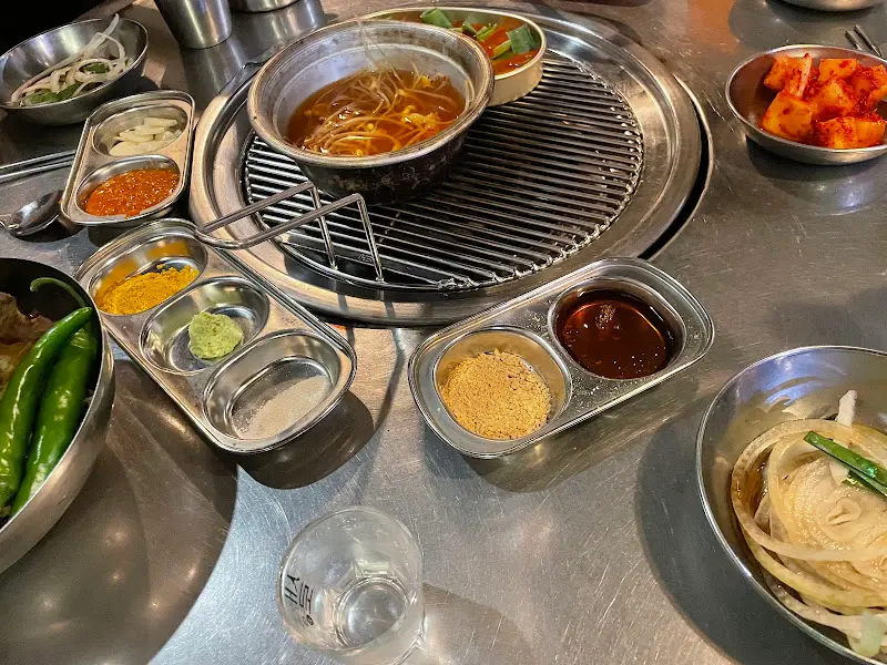 아늑하고 편안한 분위기의 내부