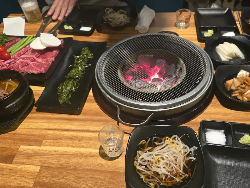 숯불과 밑반찬이 준비된 테이블 세팅