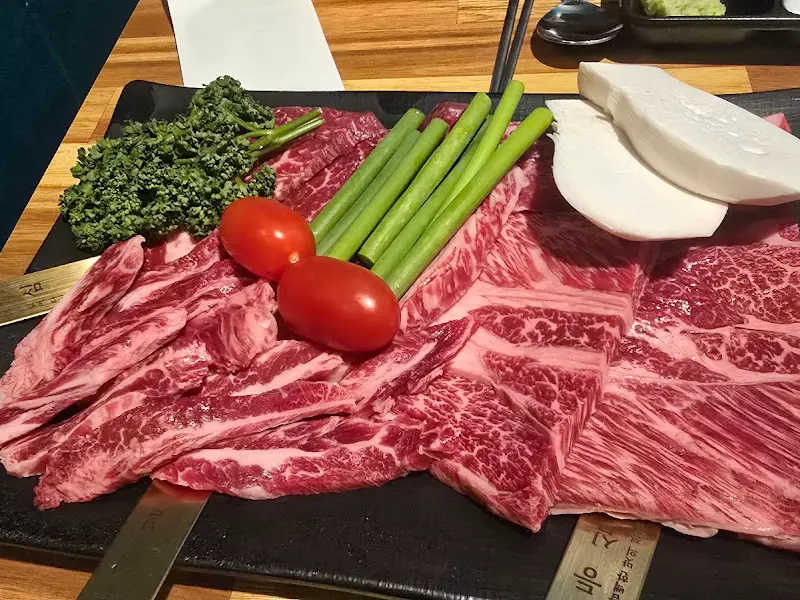 안창살과 곁들임 채소