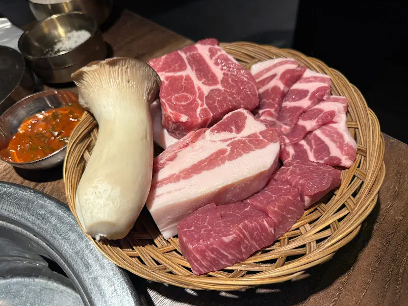 잘 숙성된 돼지고기 모듬