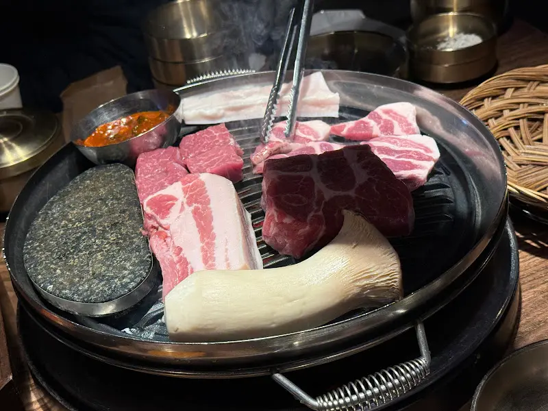 전문가의 손길로 구워지는 숙성 돼지고기