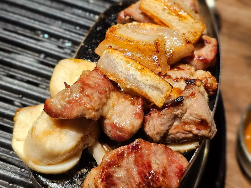 노릇하게 구워진 돼지고기